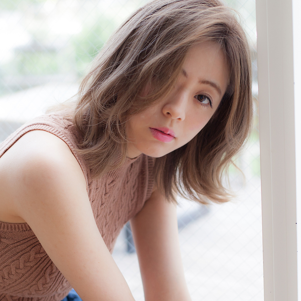 おしゃれ女子の間で流行ってる！？ミディアムヘアの外ハネ